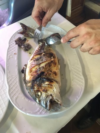 waiter-cleaning-the-fish